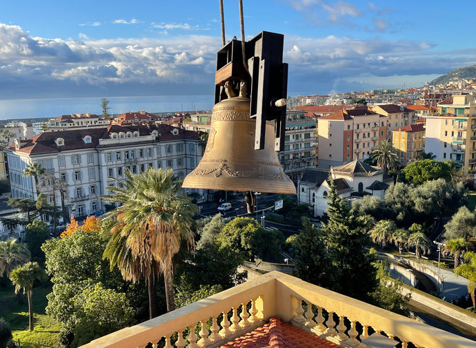 Montaggio campana (foto Diocesi di Ventimiglia - San Remo)