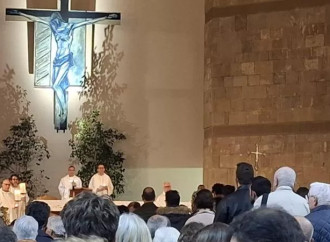 “Gesù non fa preferenze”: il vescovo "sposa" l'impostura queer