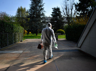 Cure a casa nel caos, gli errori di Conte e le liti tra medici