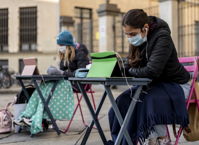 Studentesse protestano a Torino contro la DaD