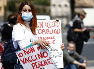 Minacce, spauracchi e identikit: è caccia al non vaccinato