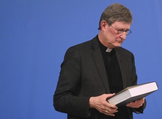 «Dimettiamoci»: ricatto dei vescovi all'anti-scisma Woelki