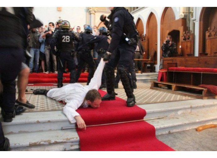 Padre William trascinato fuori dalla polizia Padre William trascinato fuori dalla polizia