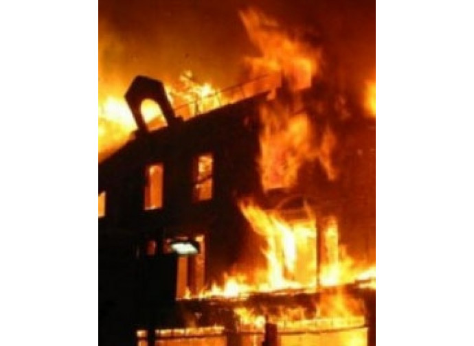 chiesa che brucia Nigeria chiesa che brucia Nigeria