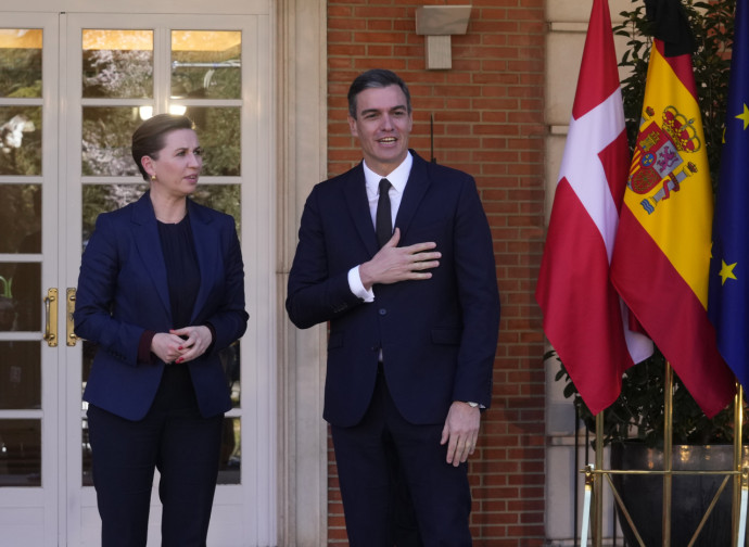 Frederiksen e Sanchez nel febbraio 2022 (Ap via LaPresse)