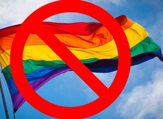 Niente più bandiere gay