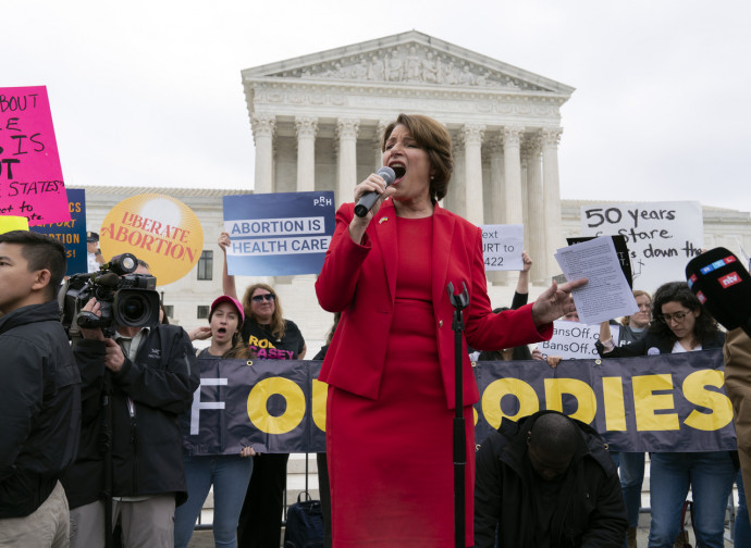 Amy Klobuchar, senatrice Dem, parla fuori dalla Corte Suprema_3 mag 2022 Amy Klobuchar, senatrice Dem, parla fuori dalla Corte Suprema_3 mag 2022