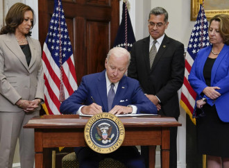 Biden-Erode firma un ordine esecutivo pro aborto