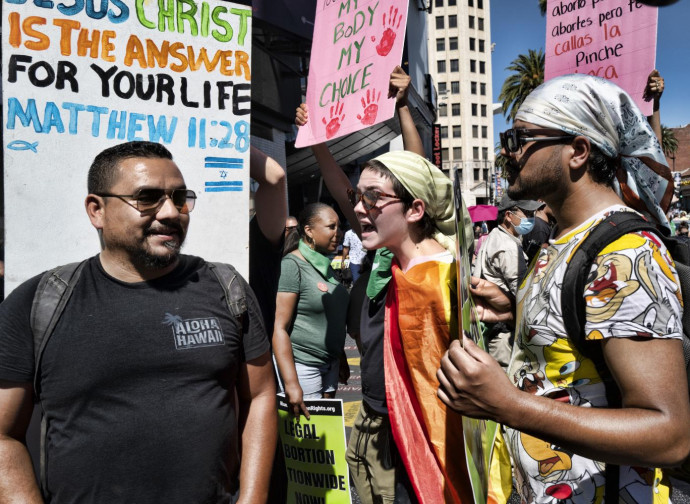 Pro aborto si confrontano con pro life Pro aborto si confrontano con pro life