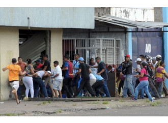 Baratro Venezuela: saccheggi e collasso sanitario