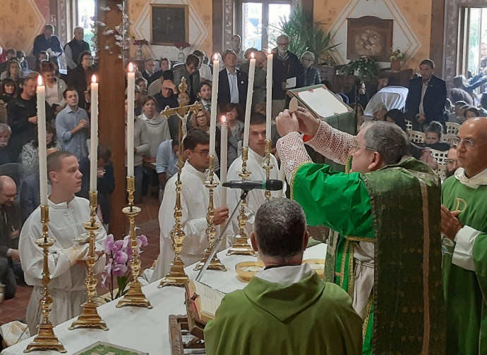 Alcuni dei ragazzi ospitati nella struttura di recupero hanno svolto il servizio di ministranti