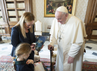 Il dono della Meloni al Papa: la Messa spiegata ai bambini
