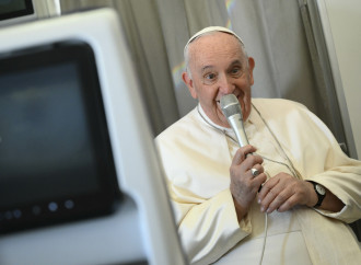 Dai gay a Ratzinger, ancora sorprese dal Papa in volo