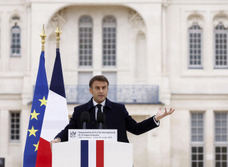 Pogrom a Parigi, ma Macron pensa ad aborto ed eutanasia