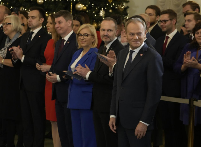 Donald Tusk (a dx) durante la cerimonia di giuramento al palazzo presidenziale di Varsavia (AP by LaPresse) Donald Tusk (a dx) durante la cerimonia di giuramento al palazzo presidenziale di Varsavia (AP by LaPresse)