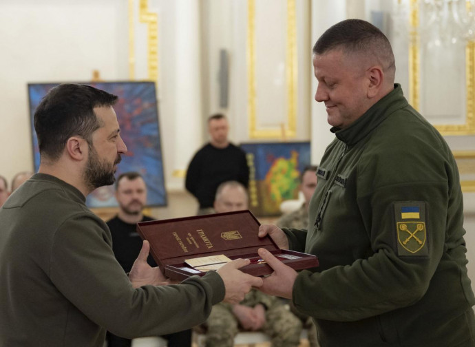 Zelensky premia Zaluzhny (Ukrainian Presidential Press Office via AP + LP) Zelensky premia Zaluzhny (Ukrainian Presidential Press Office via AP + LP)