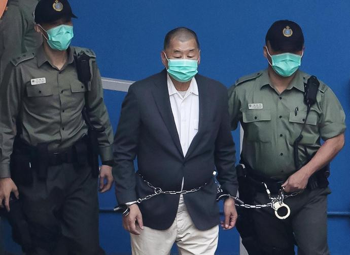 Jimmy Lai mentre viene portato in tribunale per il processo (LaPresse)