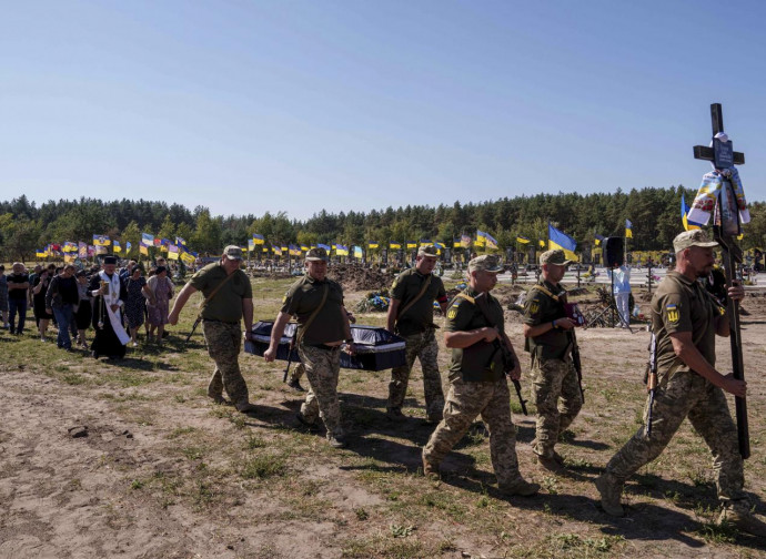 Funerali di membri dell'Accademia militare di Poltava in Ucraina (Ap via LaPresse) Funerali di membri dell'Accademia militare di Poltava in Ucraina (Ap via LaPresse)