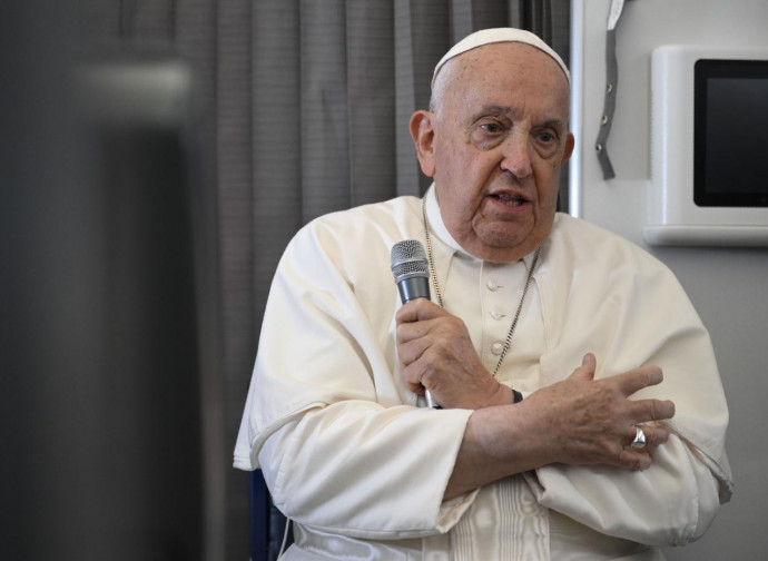 13/09/2024, papa Francesco in volo (Vatican Media/LaPresse) 13/09/2024, papa Francesco in volo (Vatican Media/LaPresse)