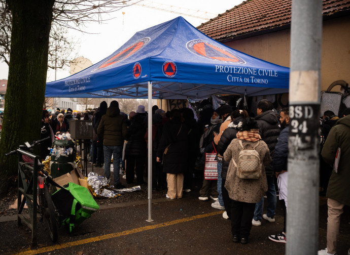 File davanti all'Ufficio Immigrazione della Questura di Torino, 23 gennaio 2025 (LaPresse) File davanti all'Ufficio Immigrazione della Questura di Torino, 23 gennaio 2025 (LaPresse)