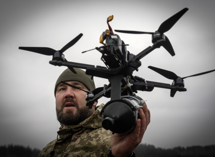 Un drone ucraino Fpv collaudato nella regione di Kiev (gennaio 2025, foto Ap via LaPresse) Un drone ucraino Fpv collaudato nella regione di Kiev (gennaio 2025, foto Ap via LaPresse)