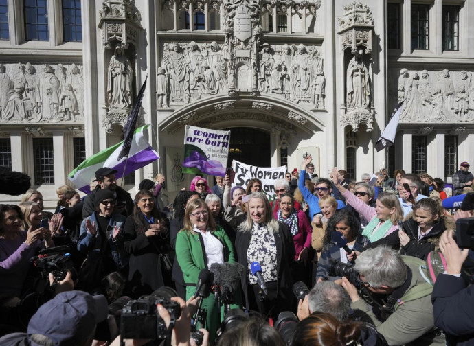 Femministe di For Women Scotland festeggiano dopo sentenza 16 apr 2025 (Ap via LaPresse)