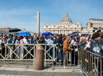 Lutto nazionale a orologeria, una "papale" contraddizione