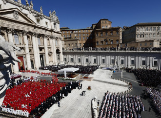 I funerali di Francesco, dal saluto dei fedeli alla diplomazia del lutto