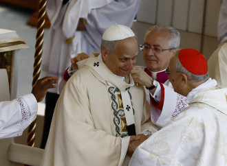 Leone XIV inizia il pontificato invocando amore e unità