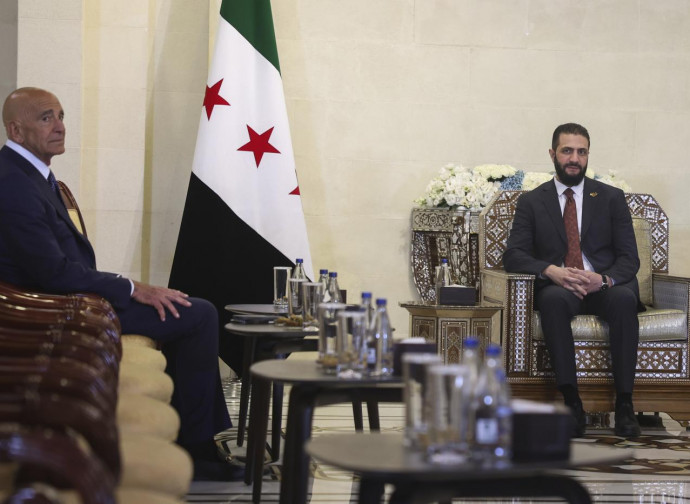 Tom Barrack (USA) con Ahmad al-Sharaa (Siria), 9 luglio 2025 (Ap via LaPresse) Tom Barrack (USA) con Ahmad al-Sharaa (Siria), 9 luglio 2025 (Ap via LaPresse)