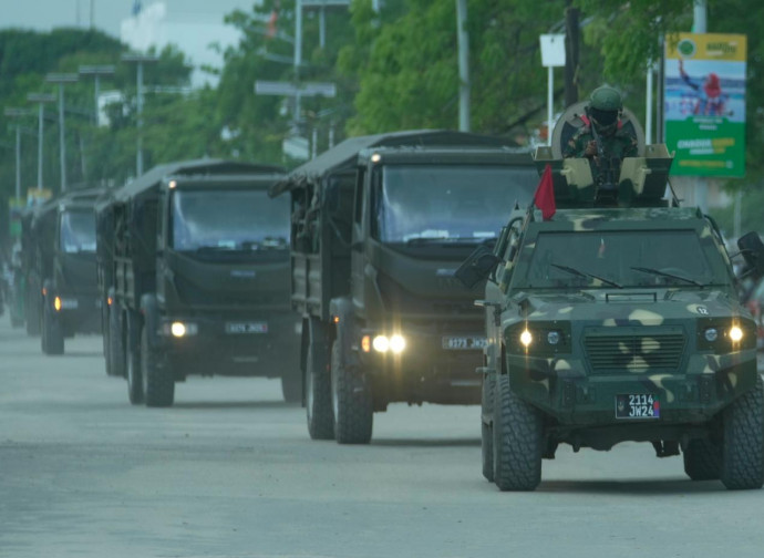 Soldati tanzaniani pattugliano la strada durante lo spoglio dei voti a Zanzibar, 31 ottobre 2025 (Ap via LaPresse)