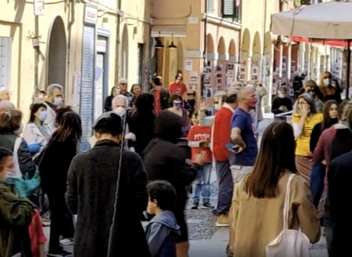 Il 25 aprile in via del Portello a Bologna