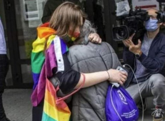 Anziana piange per l'attivista Lgbt e ci insegna a lottare