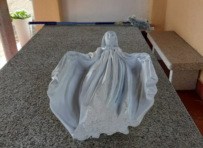 La statua della Madonna semidistrutta dai satanisti