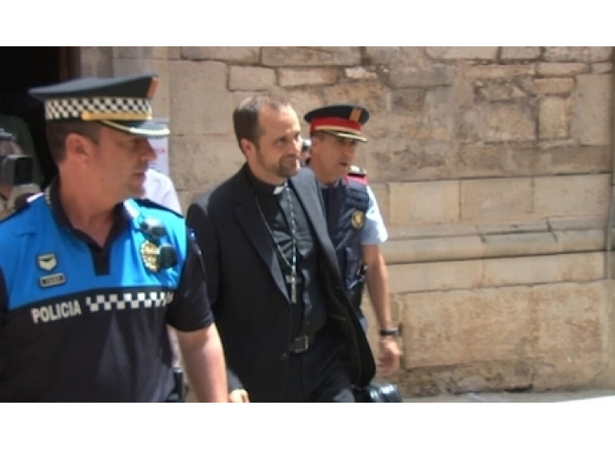 Il vescovo viene scortato dalla polizia