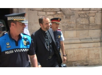 Vescovo "bandito" dai gay scortato dalla Polizia