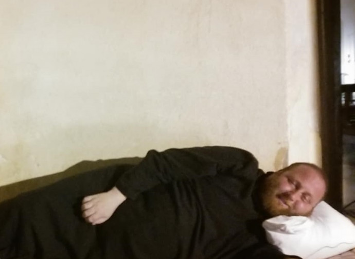 Il parroco di Lampedusa dorme sul sagrato della chiesa