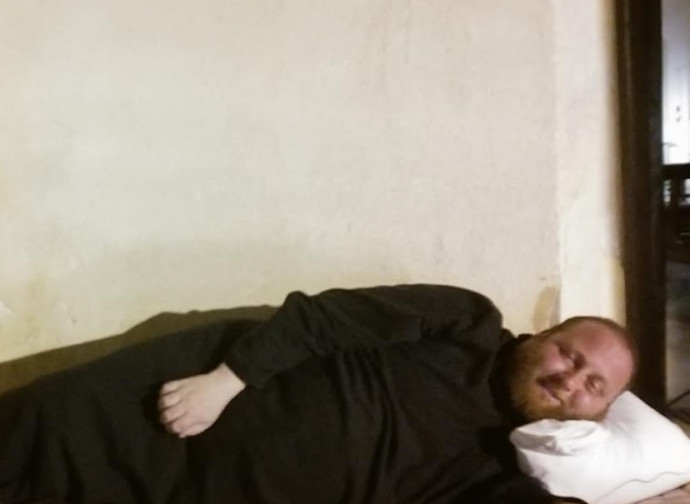 Il parroco di Lampedusa dorme sul sagrato della chiesa Il parroco di Lampedusa dorme sul sagrato della chiesa