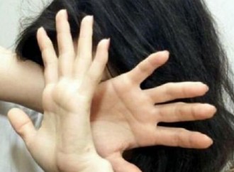 Ragazzo con gonna aggredisce ragazza nel bagno