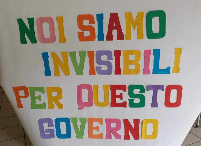 Lo slogan di protesta delle paritarie durante lo sciopero