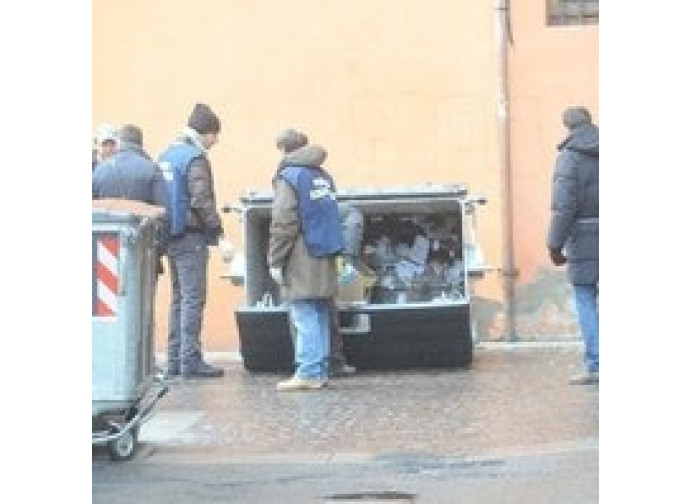 Neonato abbandonato nel cassonetto Neonato abbandonato nel cassonetto