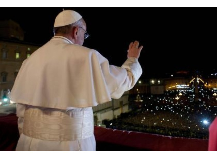 Papa Francesco saluta i fedeli