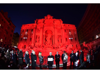La fontana di Trevi rossa per il sangue dei martiri