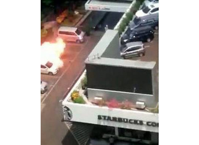 Giacarta, bomba davanti allo Starbucks Giacarta, bomba davanti allo Starbucks