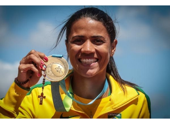 Juliana Santos mostra il Rosario sul podio Juliana Santos mostra il Rosario sul podio