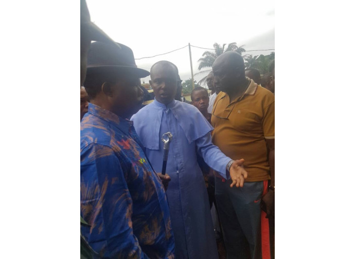 Il governatore dello stato di Obiano (a sinistra) sul luogo dell'attacco Il governatore dello stato di Obiano (a sinistra) sul luogo dell'attacco