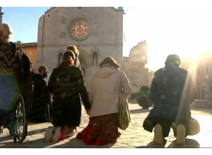 In preghiera davanti alla Basilica di Norcia crollata In preghiera davanti alla Basilica di Norcia crollata