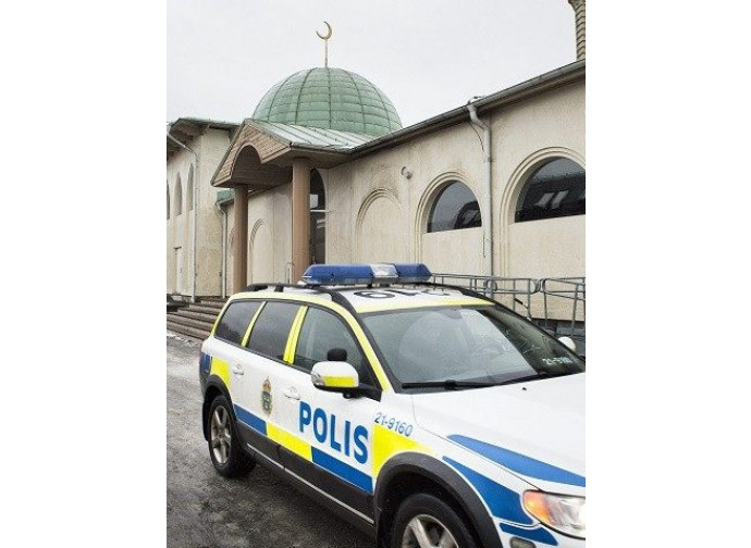 Malmö, polizia di fronte a una moschea