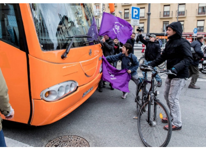 L'autobus di Hazteoir preso a sassate a Pamplona