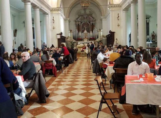 A tavola in chiesa per l'Epifania. Un fedele dice no